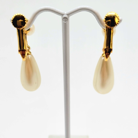 Vintage Ivory Faux Pearl Teardrop Earrings in Gold Tone with Screw Backs - Picture 5 of 7